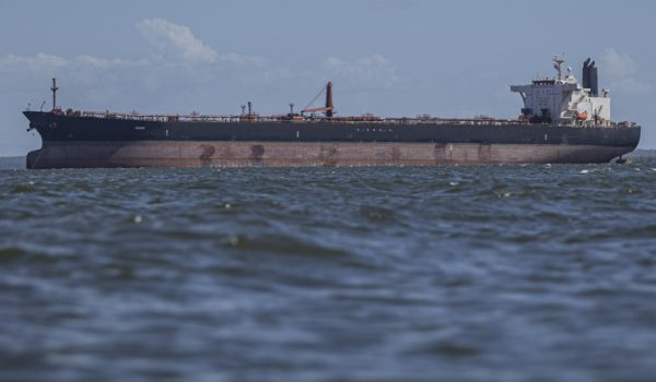 Fotografía del 18 de diciembre del 2025 donde se observa un buque petrolero en el Lago de Maracaibo (Venezuela). EFE/ Henry Chirinos