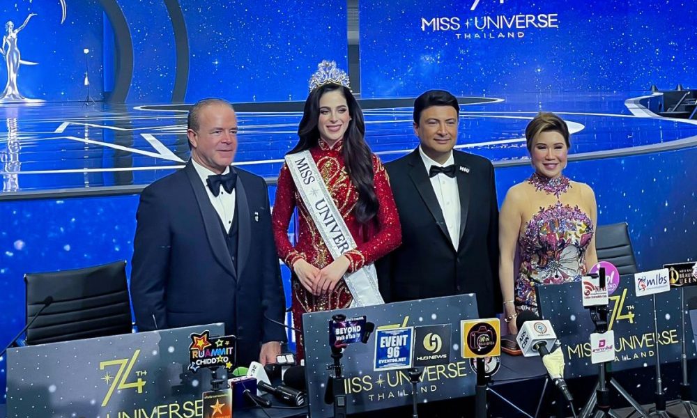 Fotografía de archivo, tomada el 21/11/2025, que muestra de izquierda a derecha al presidente y copropietario de Miss Universo, Raúl Rocha, junto a la mexicana Fátima Bosch, el guatemalteco Mario Búcaro y la tailandesa Teresa Chaivisut en el Impact Challenger, Nonthaburi, Tailandia. EFE/ Héctor Pereira