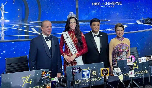 Fotografía de archivo, tomada el 21/11/2025, que muestra de izquierda a derecha al presidente y copropietario de Miss Universo, Raúl Rocha, junto a la mexicana Fátima Bosch, el guatemalteco Mario Búcaro y la tailandesa Teresa Chaivisut en el Impact Challenger, Nonthaburi, Tailandia. EFE/ Héctor Pereira