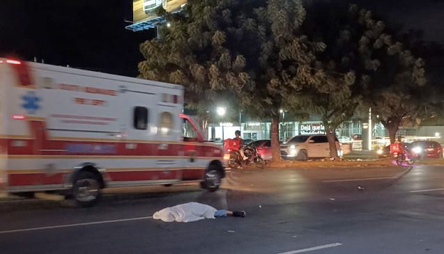 Anciano identificado como José María muere arrollado por una camioneta en carretera a Masaya. Foto: Canal 8.