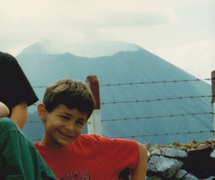 Ruzo en la cima del volcán Casita, con el San Cristóbal de fondo, cuando de niño llegaba de vacaciones a Nicaragua. LA PRENSA/ CORTESÍA
