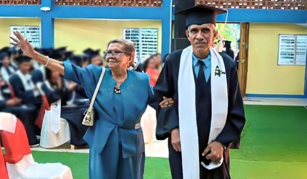 Artoris Matamoros del brazo de su madre, Socorro Casanova, el día de su bachillerato. LA PRENSA/ TOMADA DE REDES SOCIALES