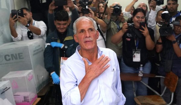 Honduras en vilo ante el lento conteo de votos y la mínima ventaja de Asfura sobre Nasralla