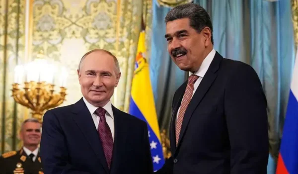 El presidente de Rusia, Vladimir Putin, junto al presidente de Venezuela, Nicolás Maduro, en el Kremlin, Moscú, el 7 de mayo de 2025.