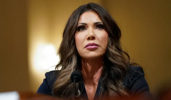 La secretaria de Seguridad Nacional de EE.UU., Kristi Noem, aseguró que al sospechoso "nunca se le tenía que haber permitido que entrara en el país".