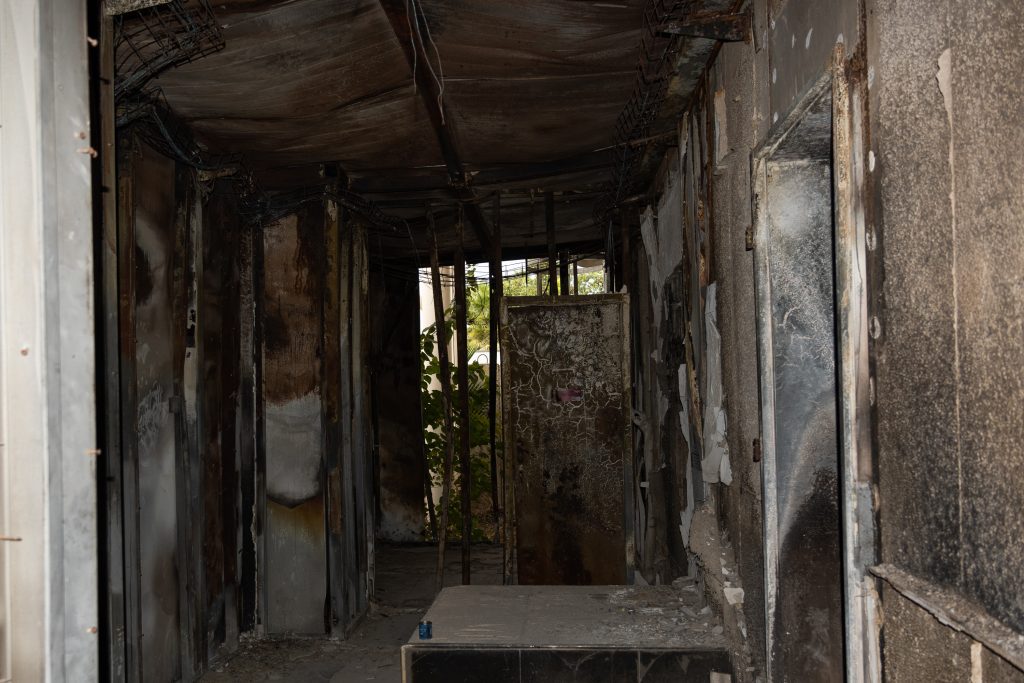 Pasillo del edificio de la sala de control después de que lo incendiaron durante el ataque del 7 de octubre. Foto cortesía de Ashley Neyra