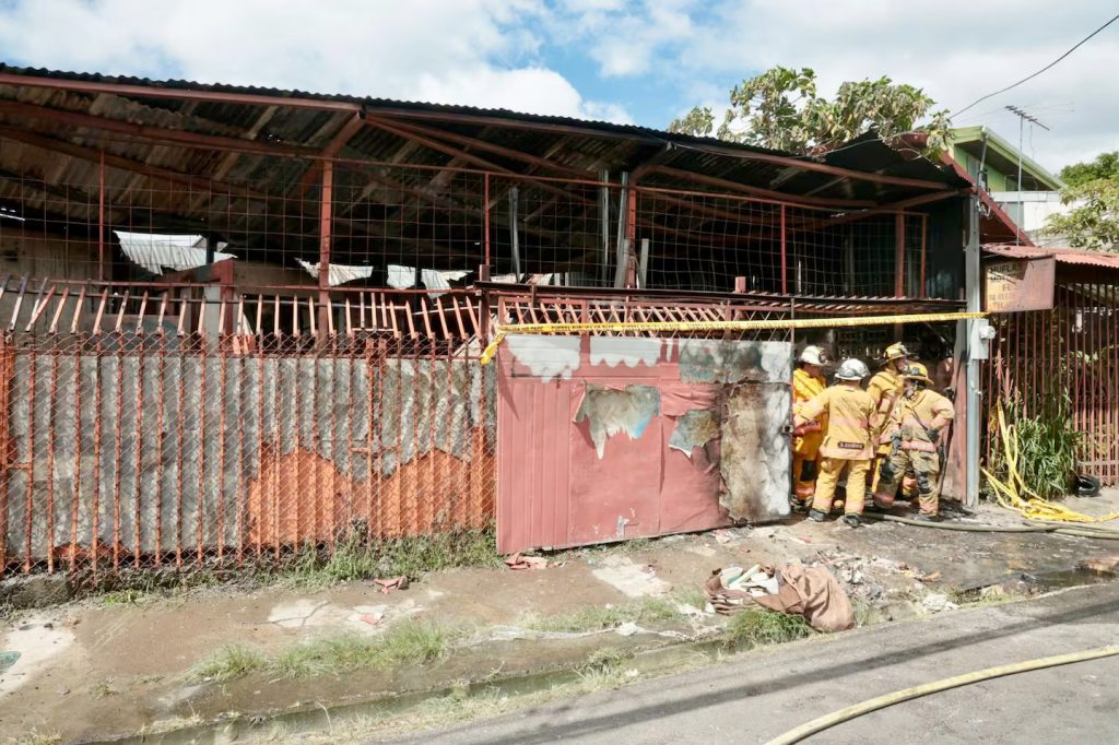 Bomberos controlan incendio en vivienda de Zapote, San José.