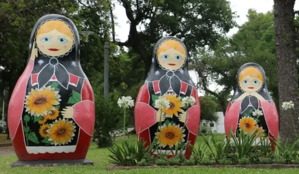 En San Javier hay varias señales de las raíces rusas del pueblo, como estas grandes matrioskas en la plaza Libertad.