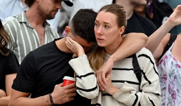 Muchas personas se congregaron en Bondi Beach este lunes para recordar a las víctimas del ataque.