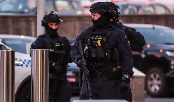 Policías armados en el lugar donde ocurrió el tiroteo en Bondi Beach en Sídney el 14 de diciembre.