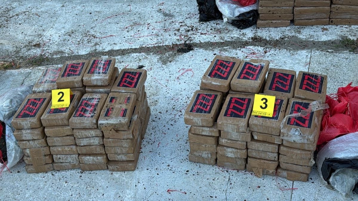 Un cargamento de drogas valorado en más de 11 millones de dólares fue decomisado en lancha procedente de Nicaragua. Foto: Tomada del Ministerio de Seguridad Pública y Justicia de El Salvador.