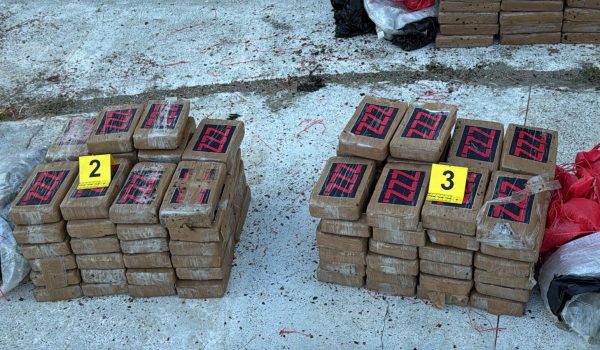 Un cargamento de drogas valorado en más de 11 millones de dólares fue decomisado en lancha procedente de Nicaragua. Foto: Tomada del Ministerio de Seguridad Pública y Justicia de El Salvador.