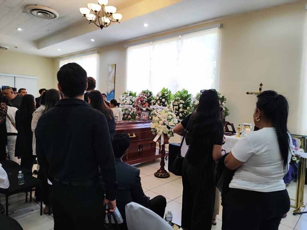 Cuerpos de madre e hija permanecen dentro de sala de velación del cementerio Sierras de Paz, en Managua. Foto: Cortesía.