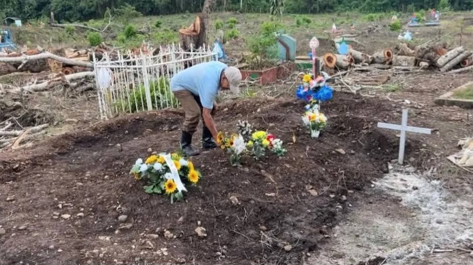 Abuelo entierra a su nieto luego que el padre lo exhumara en el cementerio de Santa María de Pantasma. Foto: NotPantasma/Facebook.