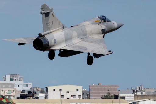 Un avión de combate Mirage 2000 de la Fuerza Aérea de Taiwán despega de la base aérea de Hsinchu el 29 de diciembre de 2025. China lanzó importantes ejercicios militares alrededor de Taiwán ese mismo día, en lo que denominó una "severa advertencia". CHENG Yu-chen / AFP