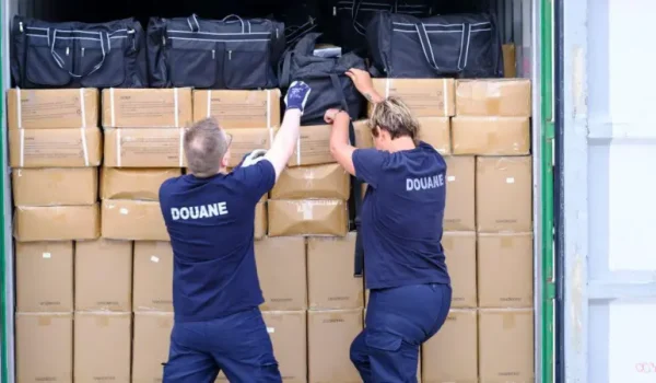 Agentes de aduanas buscan drogas en un contenedor el 11 de julio de 2023 en el puerto de Amberes, Bélgica. Cada vez más cocaína procedente de Sudamérica llega a este puerto belga.