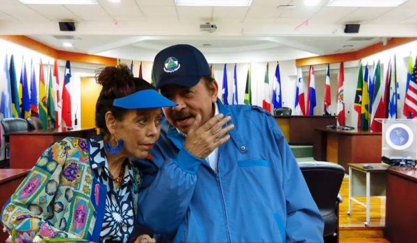 Los dictadores Rosario Murillo y Daniel Ortega. LA PRENSA.