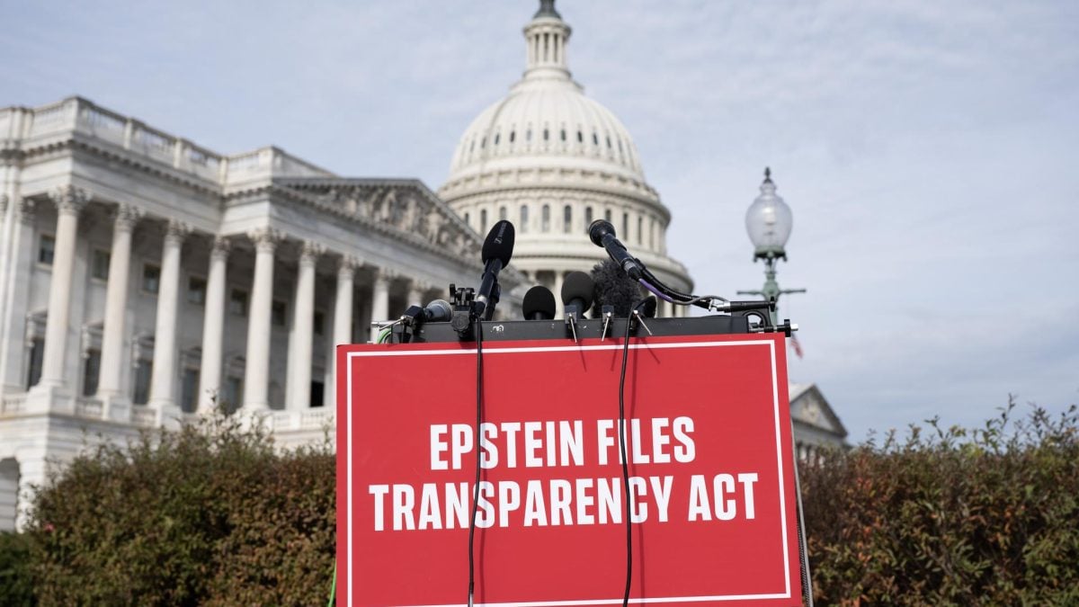 Fotografía de un cartel sobre el caso del pederasta Jeffrey Epstein. EFE/Luke Johnson