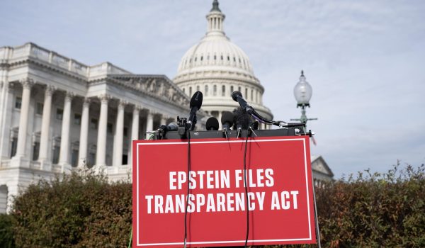 Fotografía de un cartel sobre el caso del pederasta Jeffrey Epstein. EFE/Luke Johnson