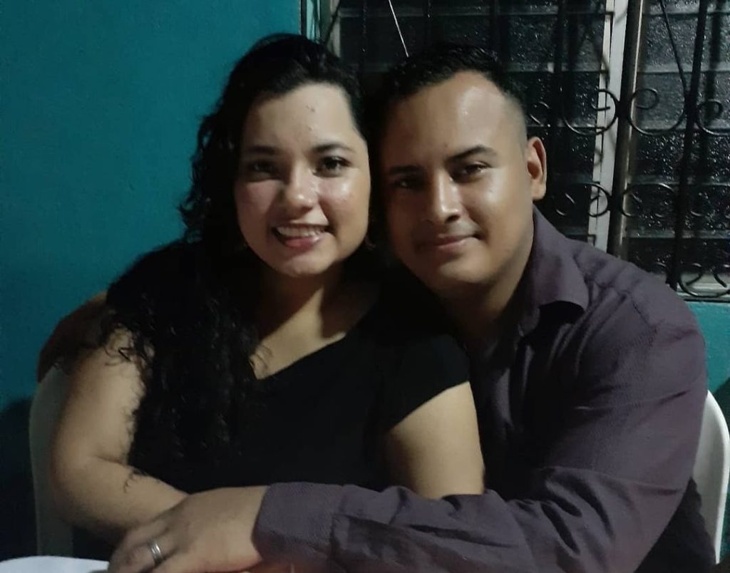 Doctora Helen Garay, junto a su esposo el también médico Roger Munguía. Foto: Helen Garay/Instagram.