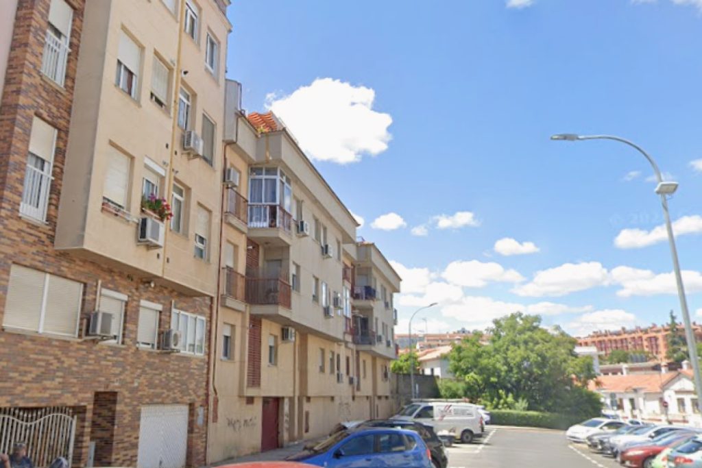 Edificio donde vivían los nicaragüenses Joel Aguilar Quijano, de 43 años, y su esposa Martha Cerna Vargas, de 42. Foto: El Periódico, de Extremadura.