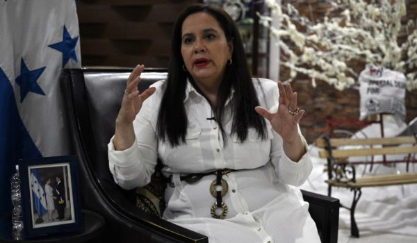 Expresidente de Honduras indultado por EE.UU. teme por su vida, dice su esposa