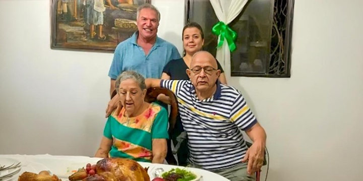 Una escena familiar. Al frente, los padres de Navarro: Violeta Flores López y José Augusto “Tuto” Navarro. Atrás: Navarro y su esposo Al Cardenas. LA PRENSA/ TOMADA DE NICKI SWIFT