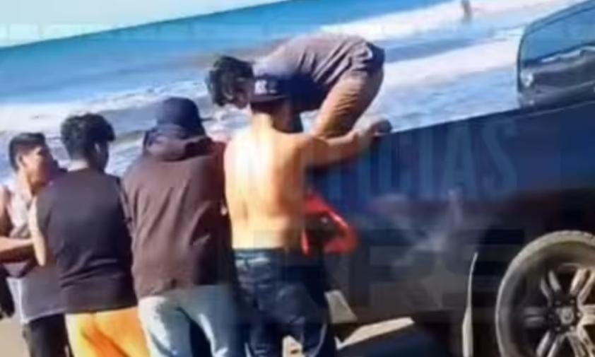 familiares suben cadáver de adolescente ahogado en Playa San Diego, en Managua. Foto: captura de video de RRS Noticias/Facebook.