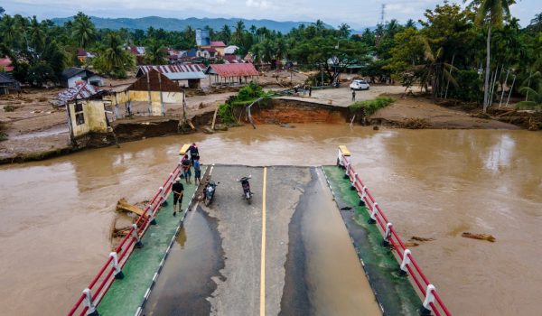 Terroríficas inundaciones dejan más de mil muertos en cuatro países de Asia