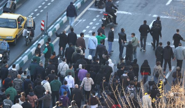 Estudiantes se unen a las protestas por la carestía de la vida en ciudades de Irán