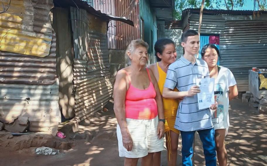 Carlos Humberto Molina, de 24 años, conocido como La Rubia, regresa a su casa tras el cambio de sentencia. Foto: Canal 13.