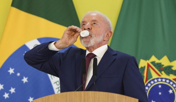 Lula anuncia veto a ley que reduce la pena de prisión de Bolsonaro por el fallido golpe