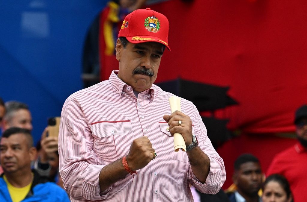 El dictador venezolano Nicolás Maduro baila durante un mítin chavista en Caracas. Juan BARRETO / AFP