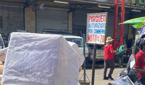 Commema promueve desorden en el Mercado Oriental. Autoriza estacionamientos en vías intransitables. Foto: Cortesía.
