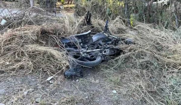 Motociclista muere al estrellarse contra un poste