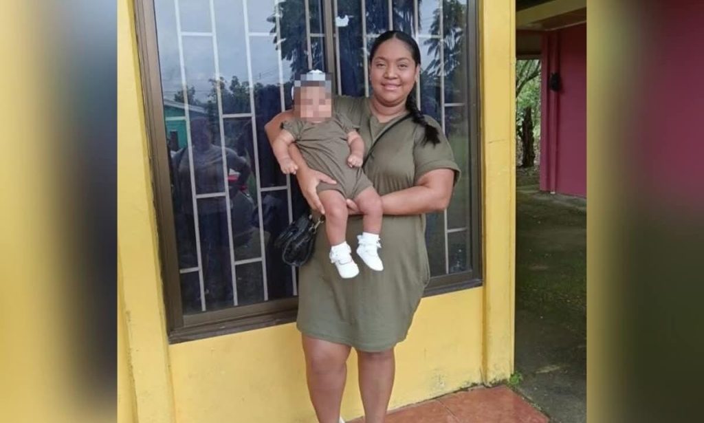 La nicaragüense Perla Morena Lagos Oporta, de 35 años, junto a su bebé de meses de nacida. Foto: Radio Ya.