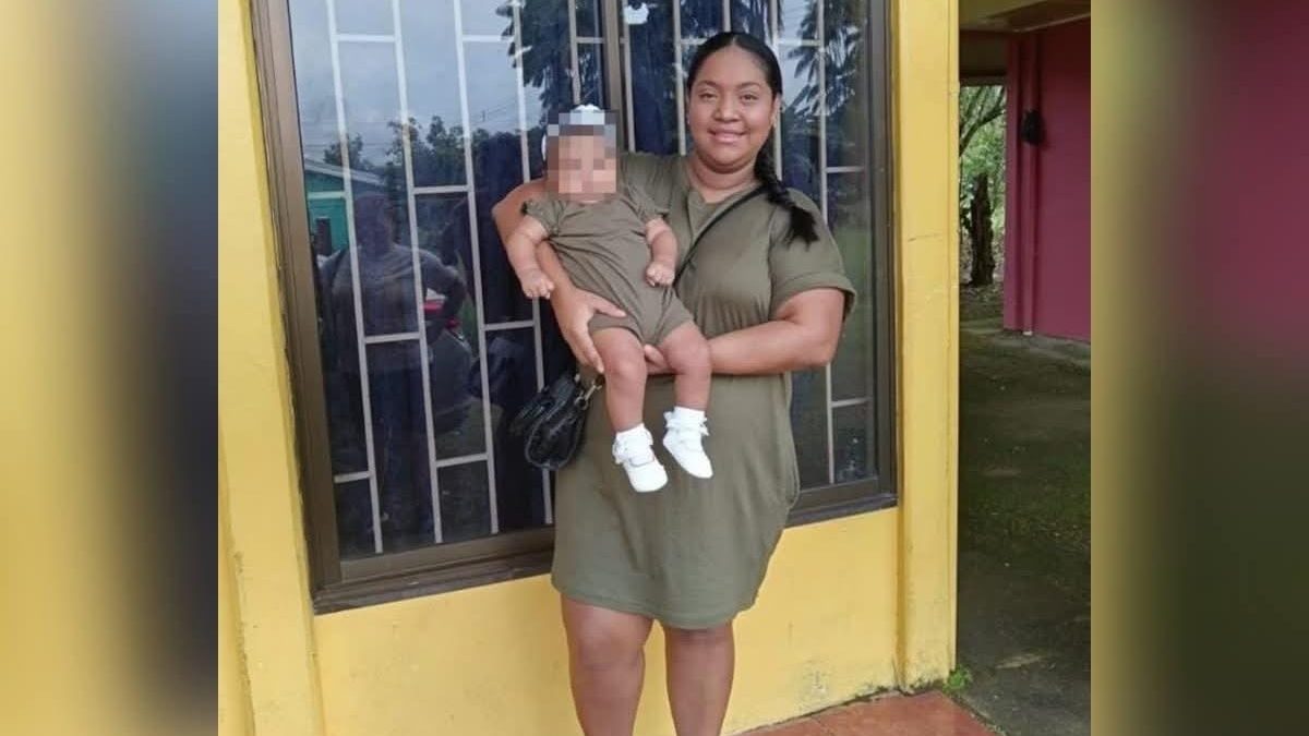 La nicaragüense Perla Morena Lagos Oporta, de 35 años, junto a su bebé de meses de nacida. Foto: Radio Ya.
