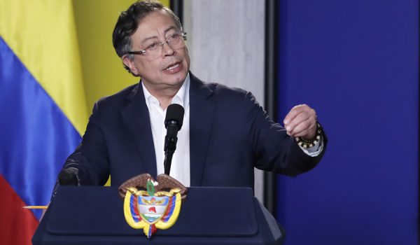 Un molesto Petro le dice a Maduro que no le dé órdenes a los militares de Colombia