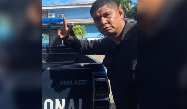 Policía de la DOEP fallece tras impactar su moto contra una valla metálica