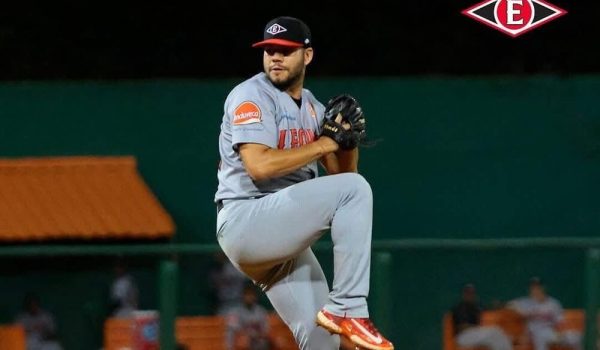 Carlos Teller domina a bateadores con experiencia en las Grandes Ligas y gana en el round robin dominicano