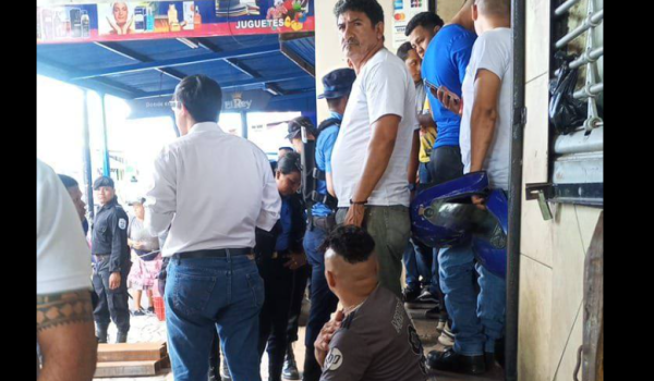 Reportan el derrumbe del segundo piso en una tienda de textiles en Mercado Oriental