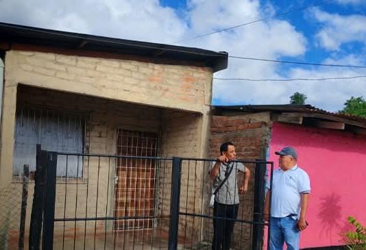 Marvin Ramón Dinarte, tío del ahora occiso (viste camisa gris y pantalón negro), fue quien confirmó la noticia. Foto: Canal 8.