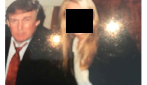 Los demócratas publican fotos de Trump rodeado de mujeres en la mansión de Jeffrey Epstein