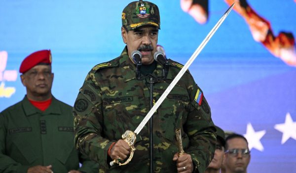 Trump afirma que habló con Maduro