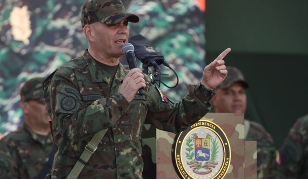 Jefe militar de la dictadura chavista dice tener «la determinación de pelear» con Estados Unidos