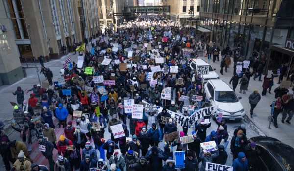 Miles de personas marchan en Mineápolis contra redadas de inmigrantes del gobierno de Donald Trump