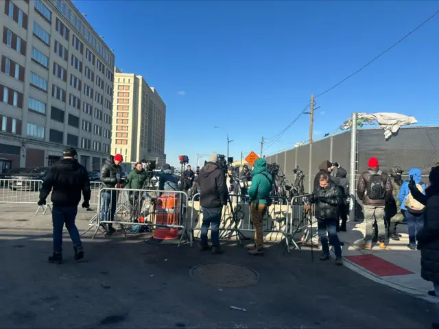 Periodistas y policías en los alrededores de la prisión donde está Maduro.