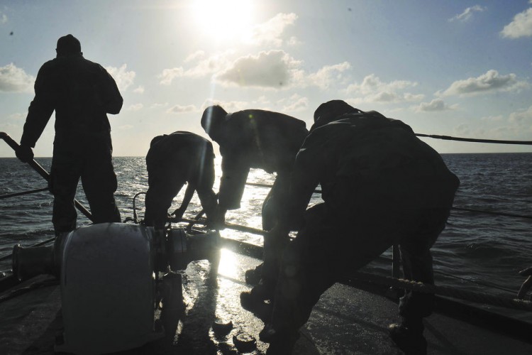 Imagen de La Prensa, obreros en busca de petróleo en el mar Caribe.
