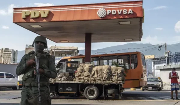 El decreto autoriza al gobierno a militarizar los servicios y empresas públicas.