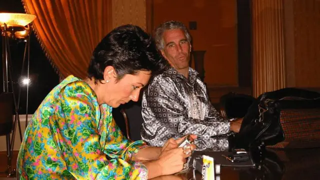 Foto de Ghislaine Maxwell con Epstein publicada por el gobierno de EE.UU.